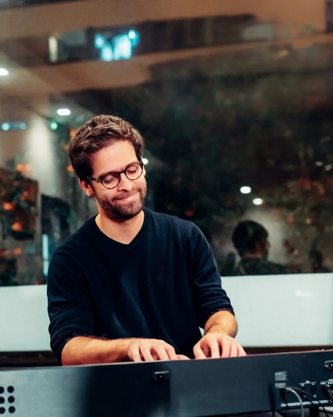 João Eiró a sorrir enquanto toca piano