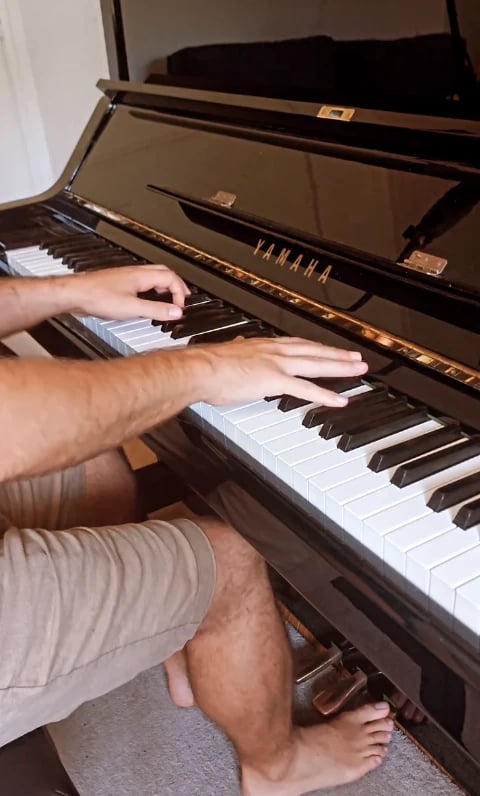 As mãos do João Eiró ao piano