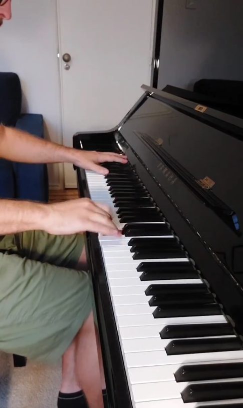 As mãos do João Eiró no piano Yamaha, vistas de lado