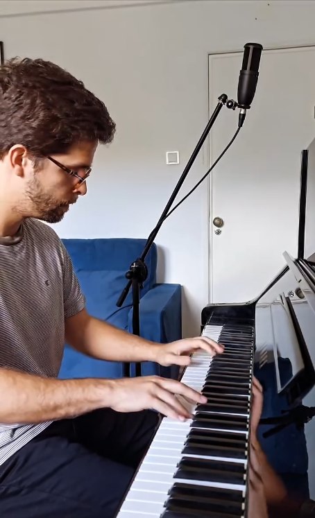 João Eiró a gravar ao piano, de t-shirt às riscas