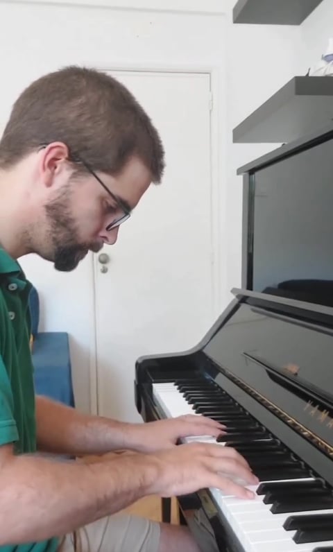 João Eiró a tocar piano