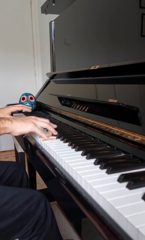 As mãos do João Eiró no teclado do piano Yamaha