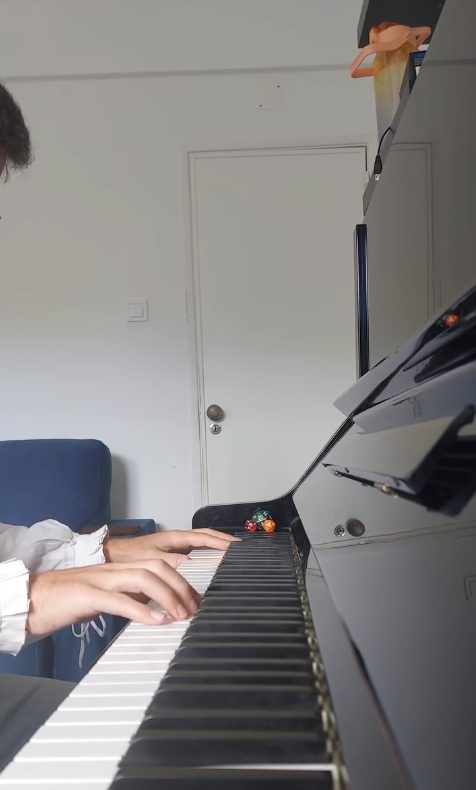 João Eiró a tocar piano em casa