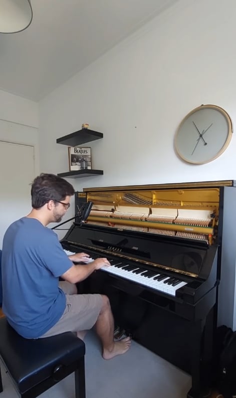 João Eiró ao piano em casa