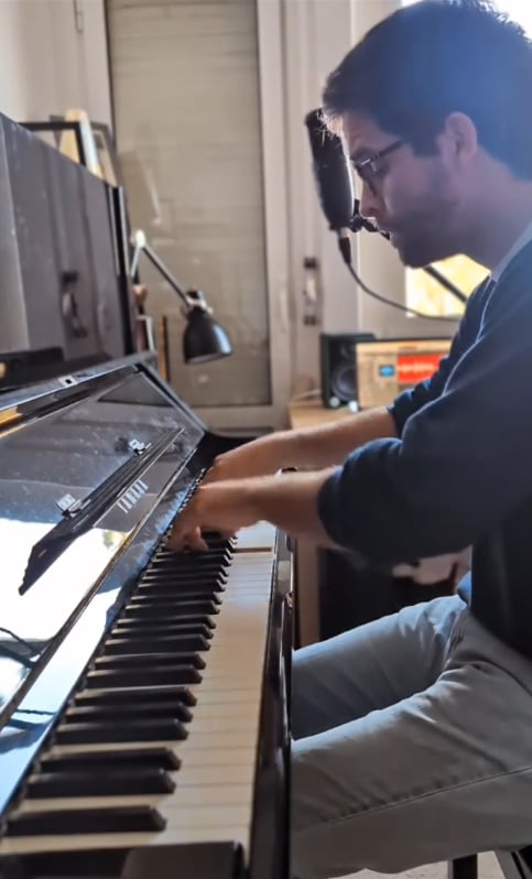 João Eiró a tocar piano junto à janela