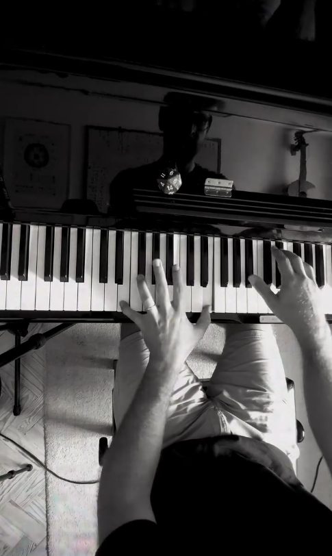 João Eiró a tocar piano, visto de cima a preto e branco